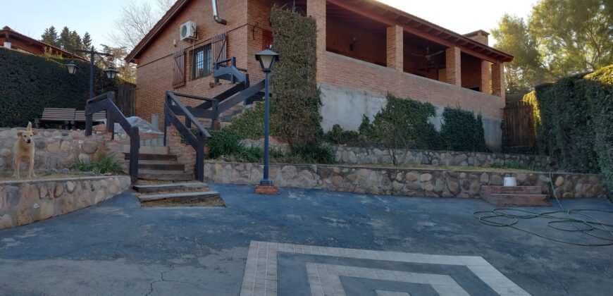 Chalet c/pileta a pocas cuadras del centro de Mina Clavero