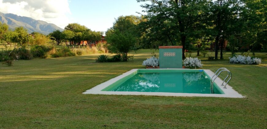 Complejo de 2 cabañas y pileta con lindas vistas