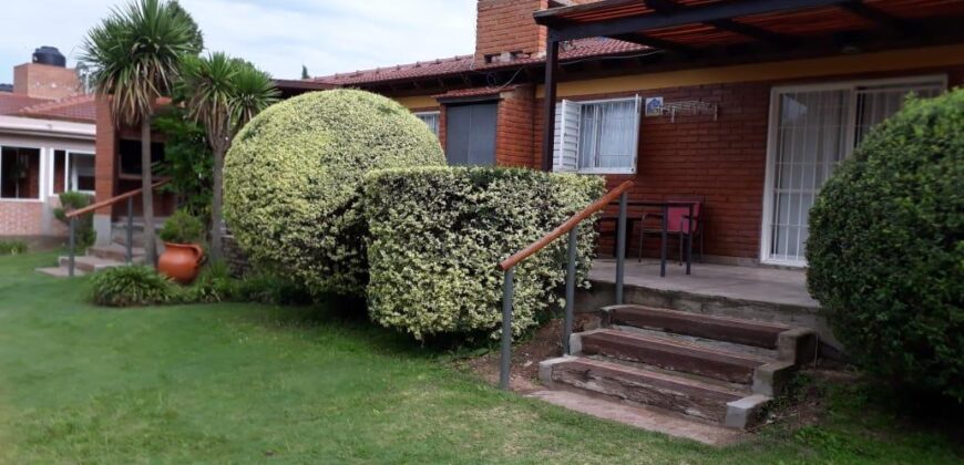 4 cabañas con chalet y pileta a 50 mt del río en Mina Clavero