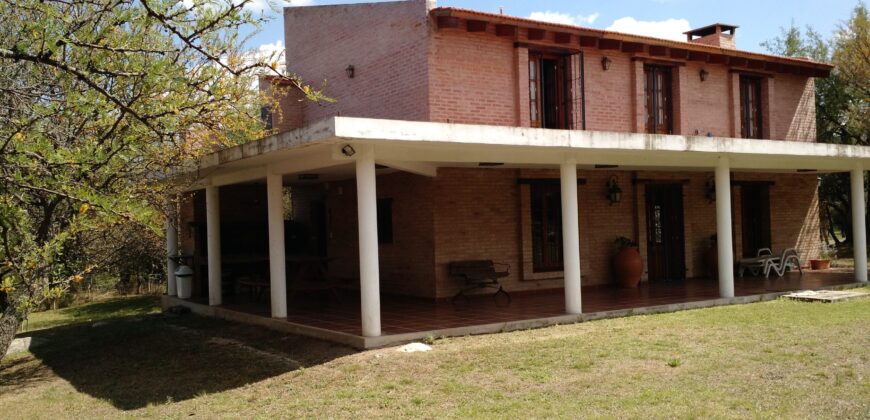 (Alq temp) Chalet de 2 plantas con pileta en El Huaico, Las Calles