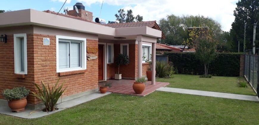 4 cabañas con chalet y pileta a 50 mt del río en Mina Clavero