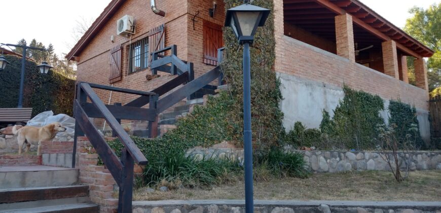 Chalet c/pileta a pocas cuadras del centro de Mina Clavero