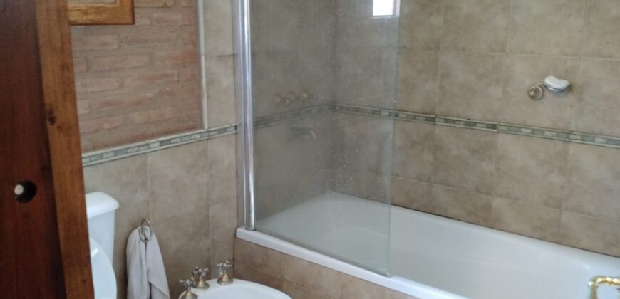(Alq temp) Chalet de 2 plantas con pileta en El Huaico, Las Calles