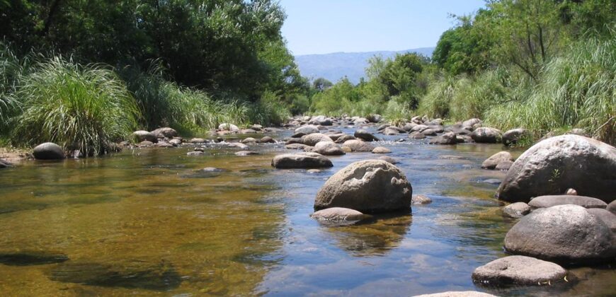 Espectacular sitio con costa de río a 10 cuadras de la plaza en Nono
