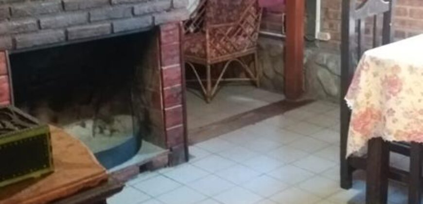 2 casas con pileta sobre ruta en Nono