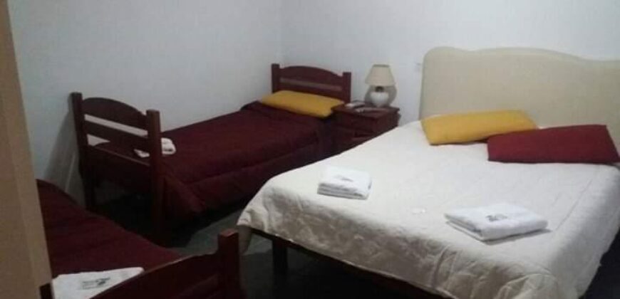 Hotel a metros del río Mina Clavero