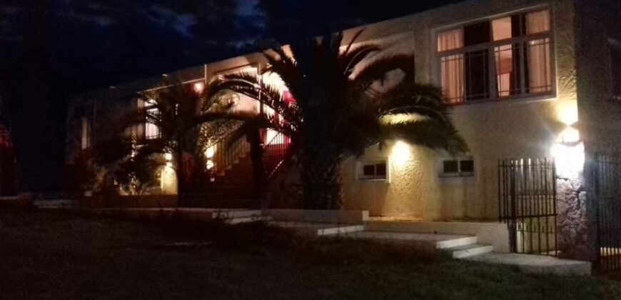 Hotel a metros del río Mina Clavero