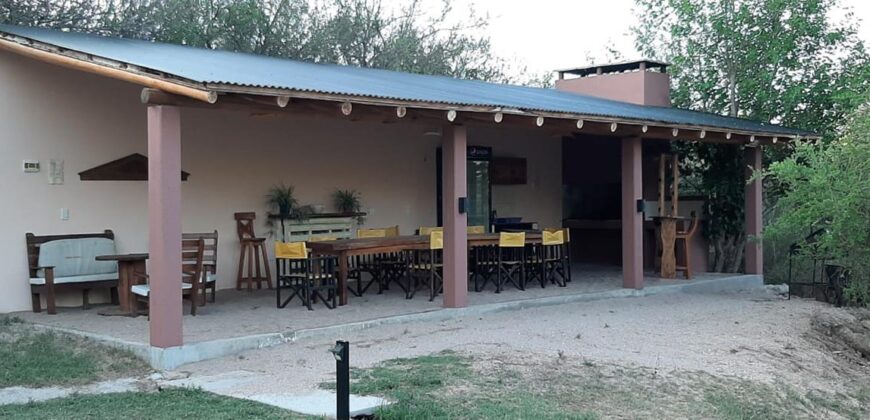 Hotel a metros del río Mina Clavero