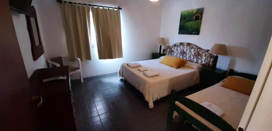 Hotel a metros del río Mina Clavero