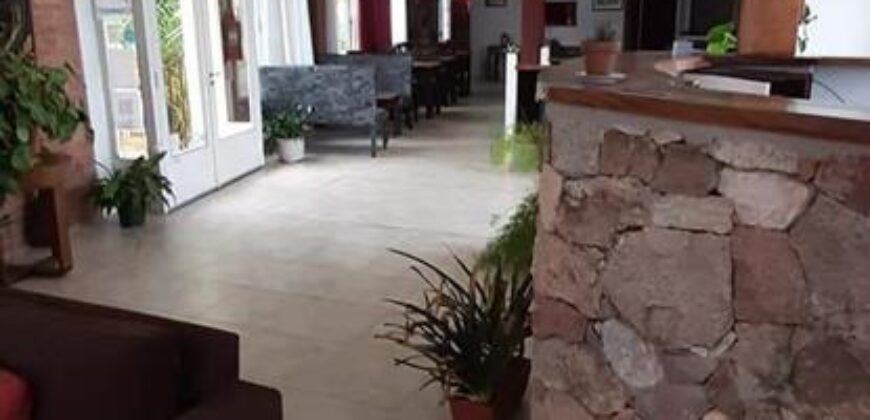 Hotel a metros del río Mina Clavero