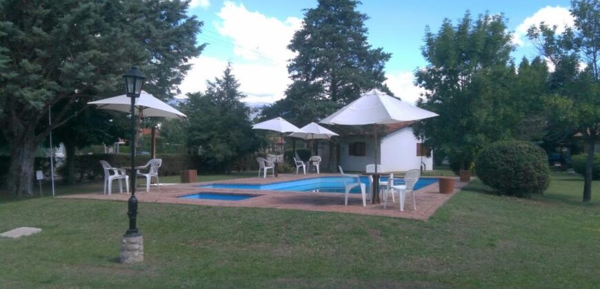 Complejo de 8 cabañas con casa y piscina en Nono