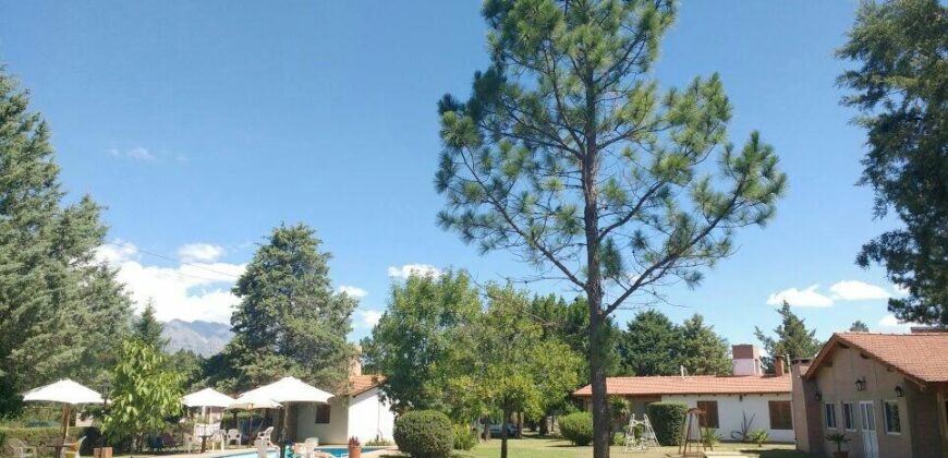 Complejo de 8 cabañas con casa y piscina en Nono