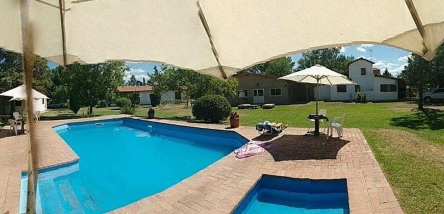 Complejo de 8 cabañas con casa y piscina en Nono