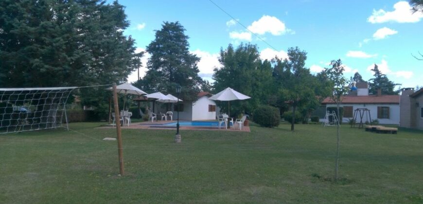 Complejo de 8 cabañas con casa y piscina en Nono