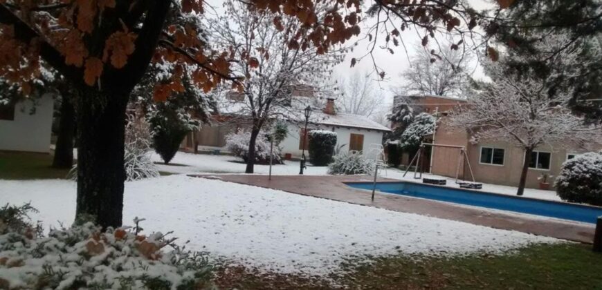 Complejo de 8 cabañas con casa y piscina en Nono