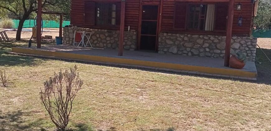 Cabaña de piedra y troncos con pileta y vistas en Las Rabonas