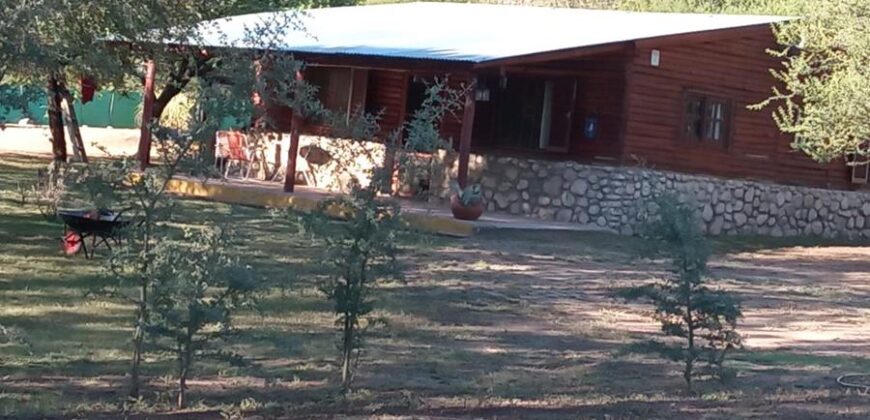 Cabaña de piedra y troncos con pileta y vistas en Las Rabonas