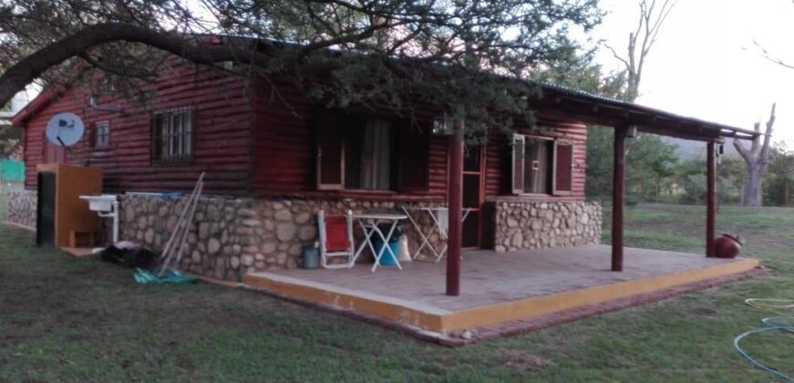 Cabaña de piedra y troncos con pileta y vistas en Las Rabonas