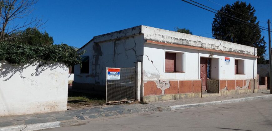 Lote céntrico comercial con casa a demoler en Cura Brochero