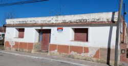 Lote céntrico comercial con casa a demoler en Cura Brochero