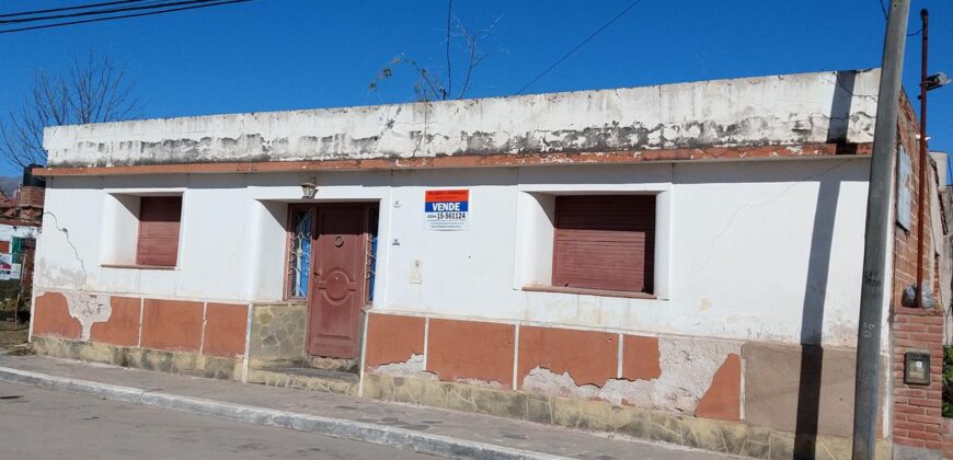 Lote céntrico comercial con casa a demoler en Cura Brochero