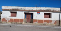 Lote céntrico comercial con casa a demoler en Cura Brochero