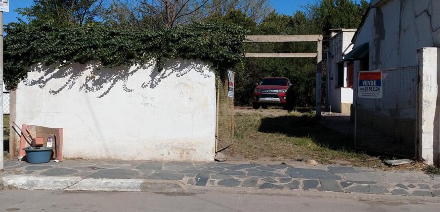Lote céntrico comercial con casa a demoler en Cura Brochero