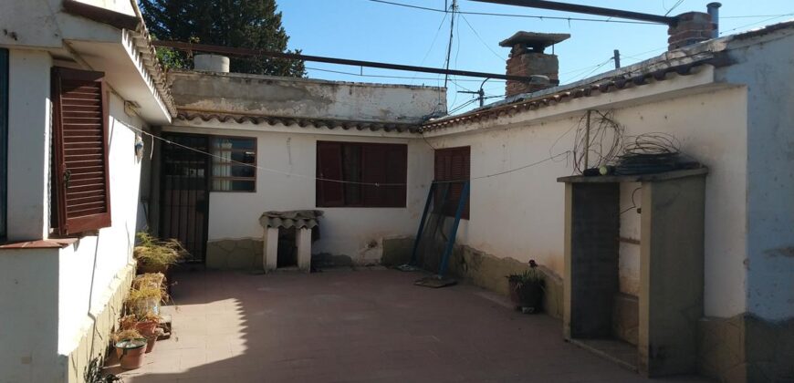 Lote céntrico comercial con casa a demoler en Cura Brochero