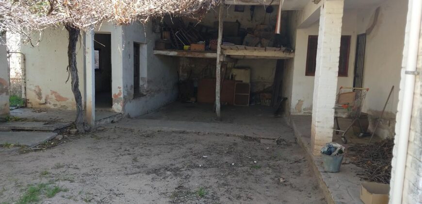 Lote céntrico comercial con casa a demoler en Cura Brochero
