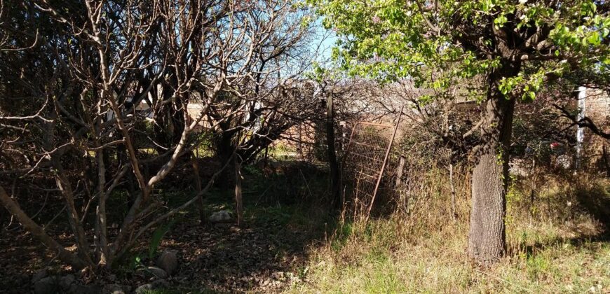 Lote céntrico comercial con casa a demoler en Cura Brochero
