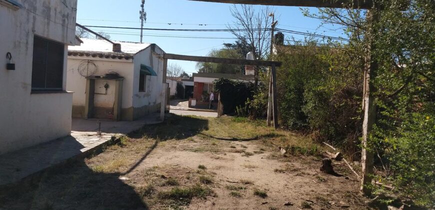 Lote céntrico comercial con casa a demoler en Cura Brochero