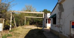Lote céntrico comercial con casa a demoler en Cura Brochero
