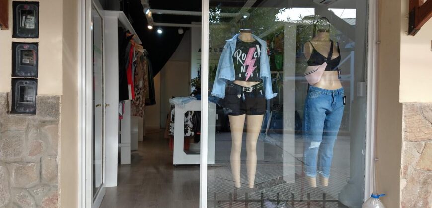 3 locales comerciales, 3 departamentos en la arteria principal de Mina Clavero