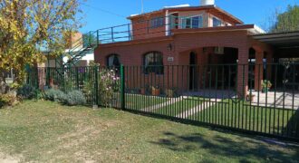 Casa con cabaña y depto en Barrio residencial Nono