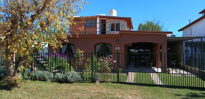 Casa con cabaña y depto en Barrio residencial Nono