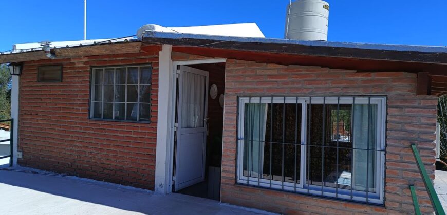 Casa con cabaña y depto en Barrio residencial Nono