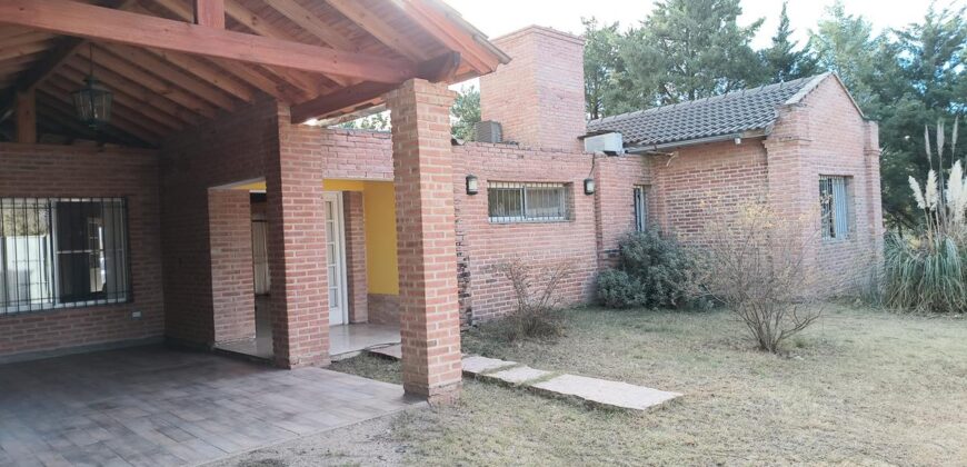 Chalet 3 dorm con amplio parque y vista a las sierras