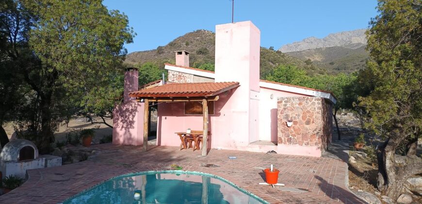 Chalet con cabaña, acequia y pileta con vistas únicas en la reserva de Los Hornillos