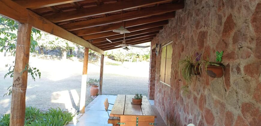 Chalet con cabaña, acequia y pileta con vistas únicas en la reserva de Los Hornillos