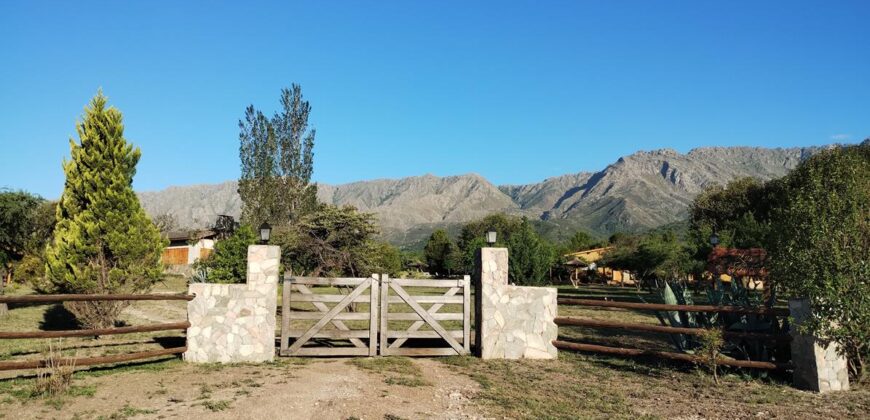 Complejo de apart y chalet con amplia pileta,  gran parque y vistas