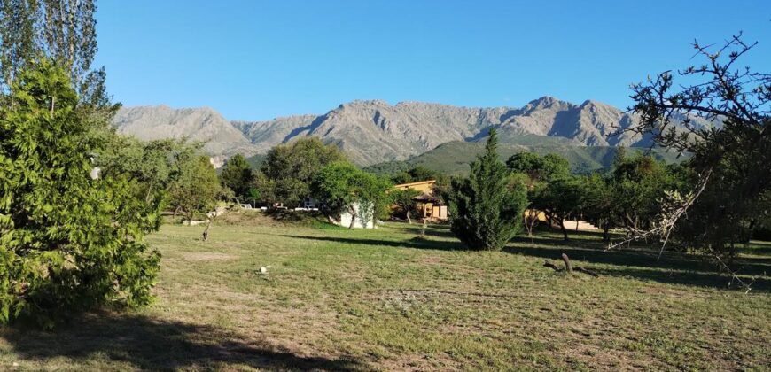 Complejo de apart y chalet con amplia pileta,  gran parque y vistas