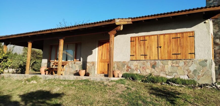 Complejo de apart y chalet con amplia pileta,  gran parque y vistas