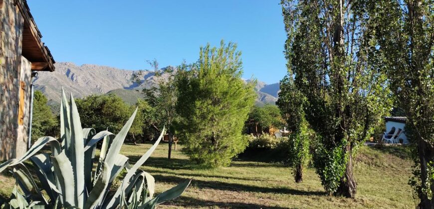 Complejo de apart y chalet con amplia pileta,  gran parque y vistas