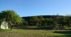 Complejo de apart y chalet con amplia pileta,  gran parque y vistas