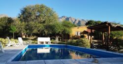 Complejo de apart y chalet con amplia pileta,  gran parque y vistas