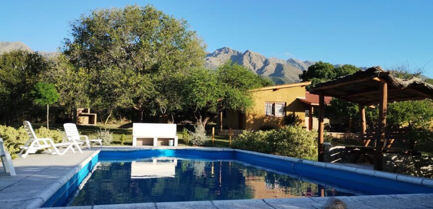Complejo de apart y chalet con amplia pileta,  gran parque y vistas