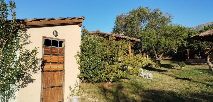 Complejo de apart y chalet con amplia pileta,  gran parque y vistas