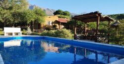 Complejo de apart y chalet con amplia pileta,  gran parque y vistas