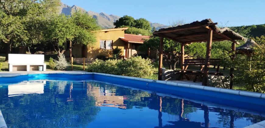 Complejo de apart y chalet con amplia pileta,  gran parque y vistas