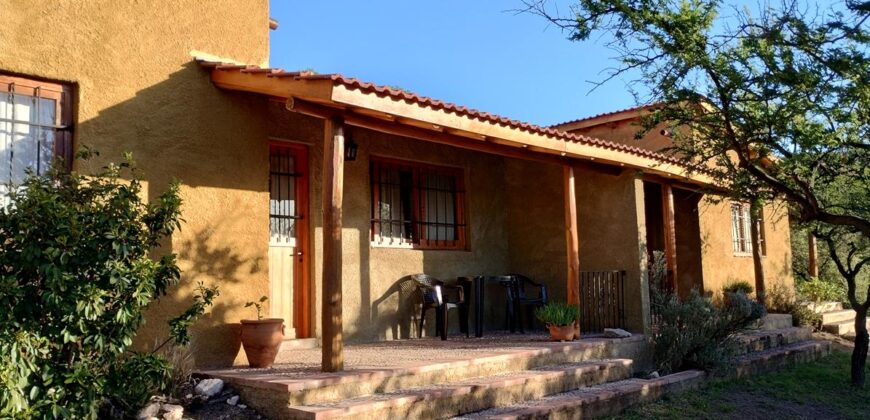 Complejo de apart y chalet con amplia pileta,  gran parque y vistas